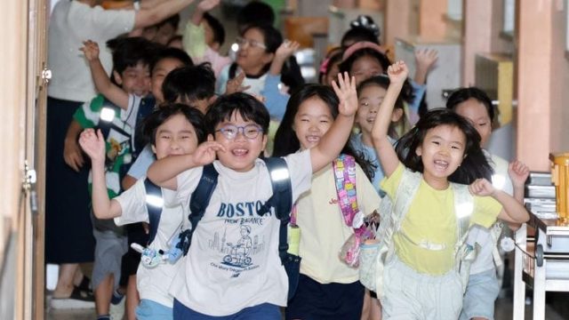 South Korea Weighs Longer School Days for Young Students as Hagwon Pressure Fuels Education Debate