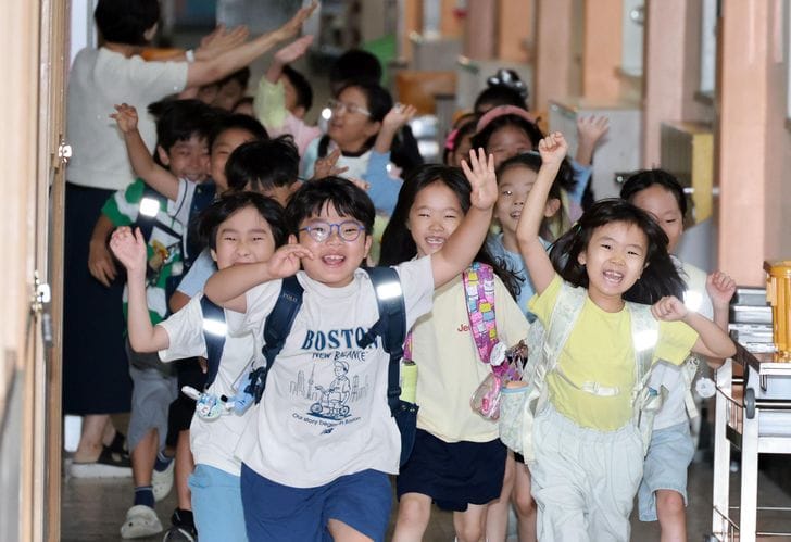 South Korea Weighs Longer School Days for Young Students as Hagwon Pressure Fuels Education Debate